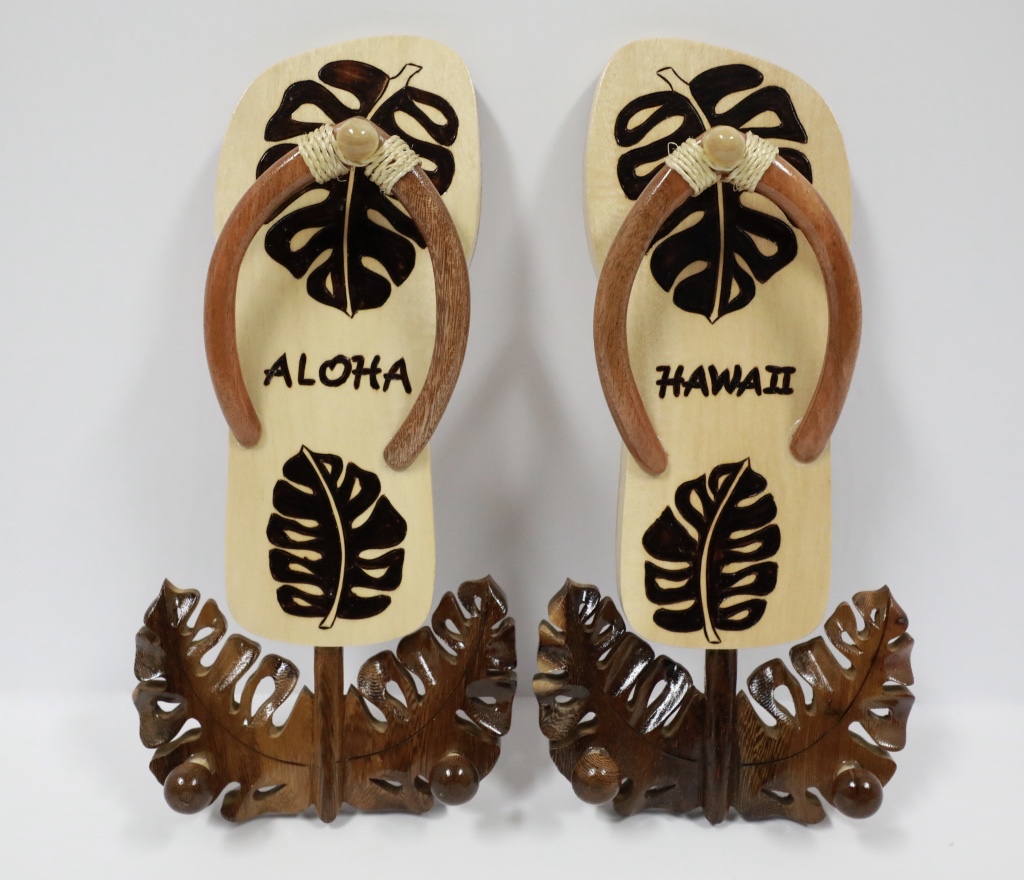 Wood pair slipper with wood hook monstera